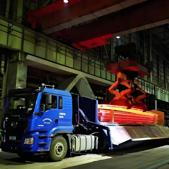 Piastra in acciaio A283/Q195 laminata a freddo caricata su un camion per la consegna