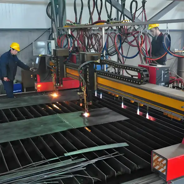 L'operaio sta tagliando lastre di acciaio al carbonio ASTM A572/S355JR/Q345