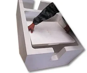 يقوم العمال بوضع مرشح رغوة السيراميك في صندوق الترشيح العميق في السرير العميق