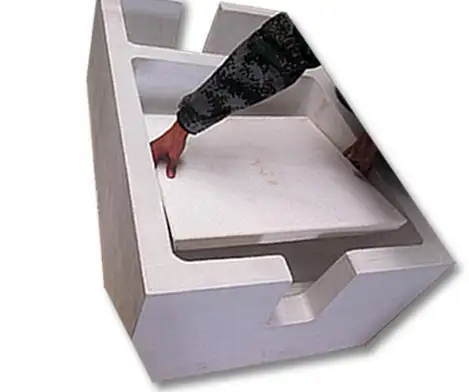 يقوم العمال بوضع مرشح رغوة السيراميك في صندوق الترشيح العميق في السرير العميق