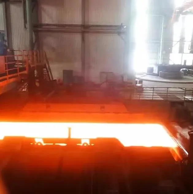 Eine Stahlwerksproduktionslinie, die aktiv Stahlbleche der Güteklasse ASTM A710 verarbeitet und walzt.